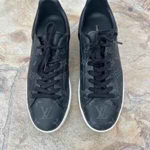 Authentic Men’s Louis Vuitton Black Sneakers Sleek Leather Monogram